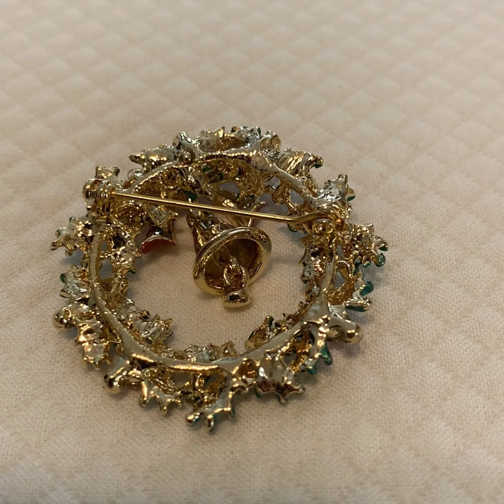 Christmas Gold Wreath Pin Brooch Green Red Crystal Stones Bow Bell Vintage